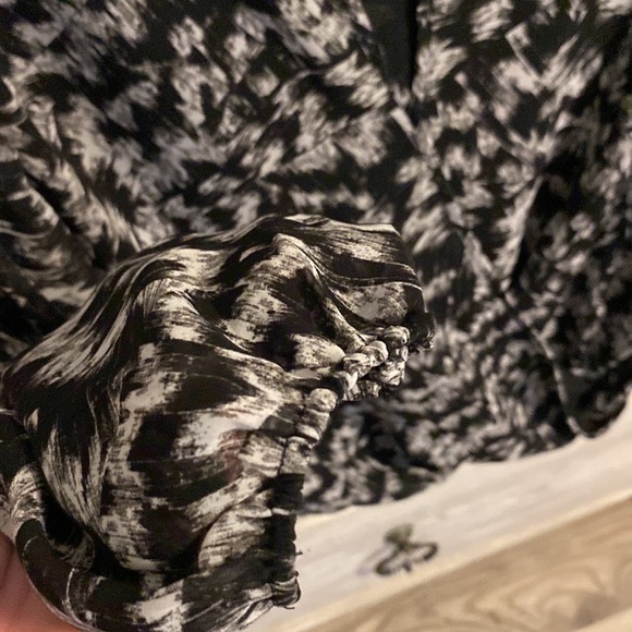Vince Camuto, Black & White Faux Wrap Blouse, Size M, EUC - Picture 4 of 7
